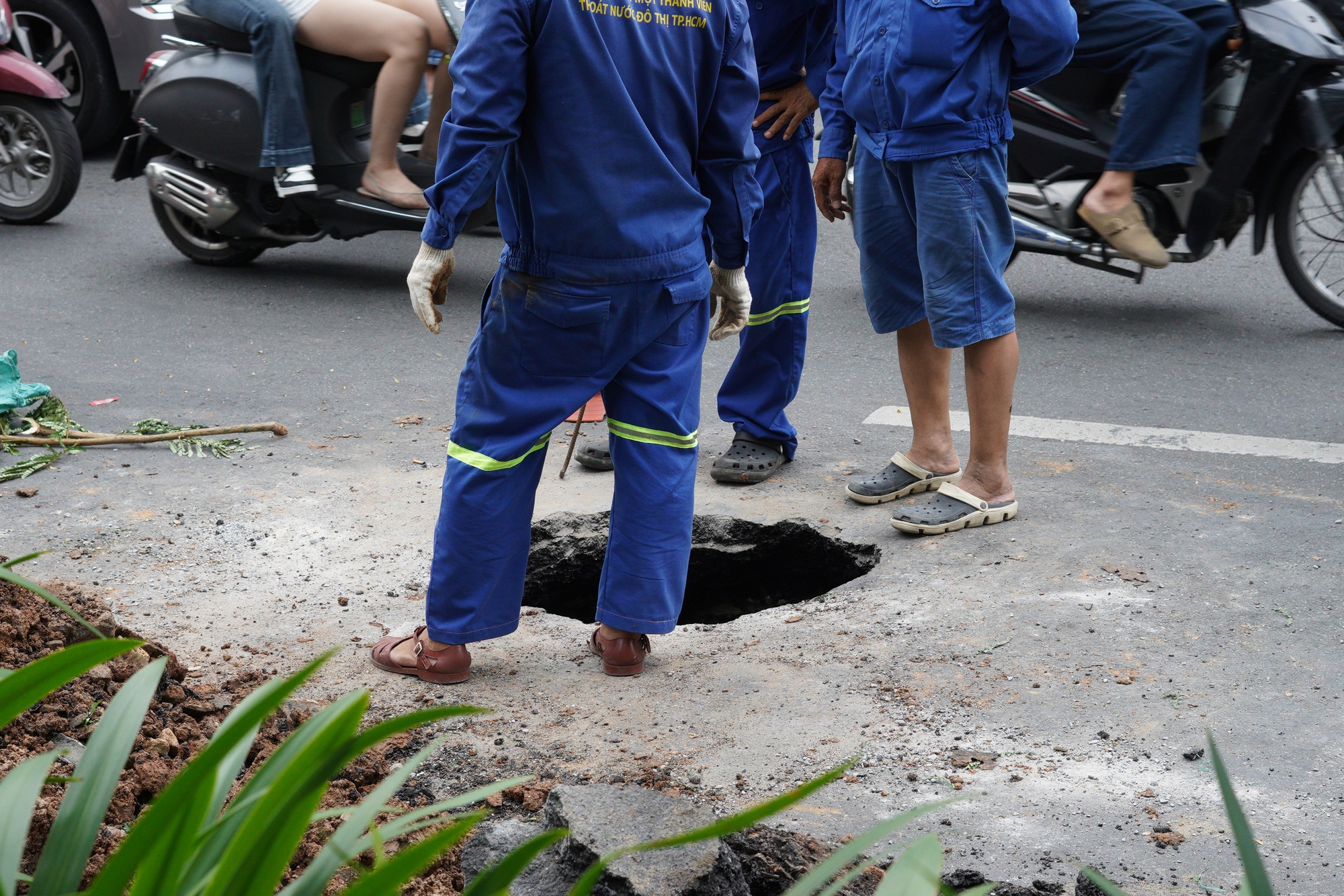 TP.HCM: Hố sụt l&uacute;n s&acirc;u 1 m&eacute;t xuất hiện tr&ecirc;n đường Nguyễn Thị Minh Khai, giao th&ocirc;ng &ugrave;n ứ- Ảnh 3.