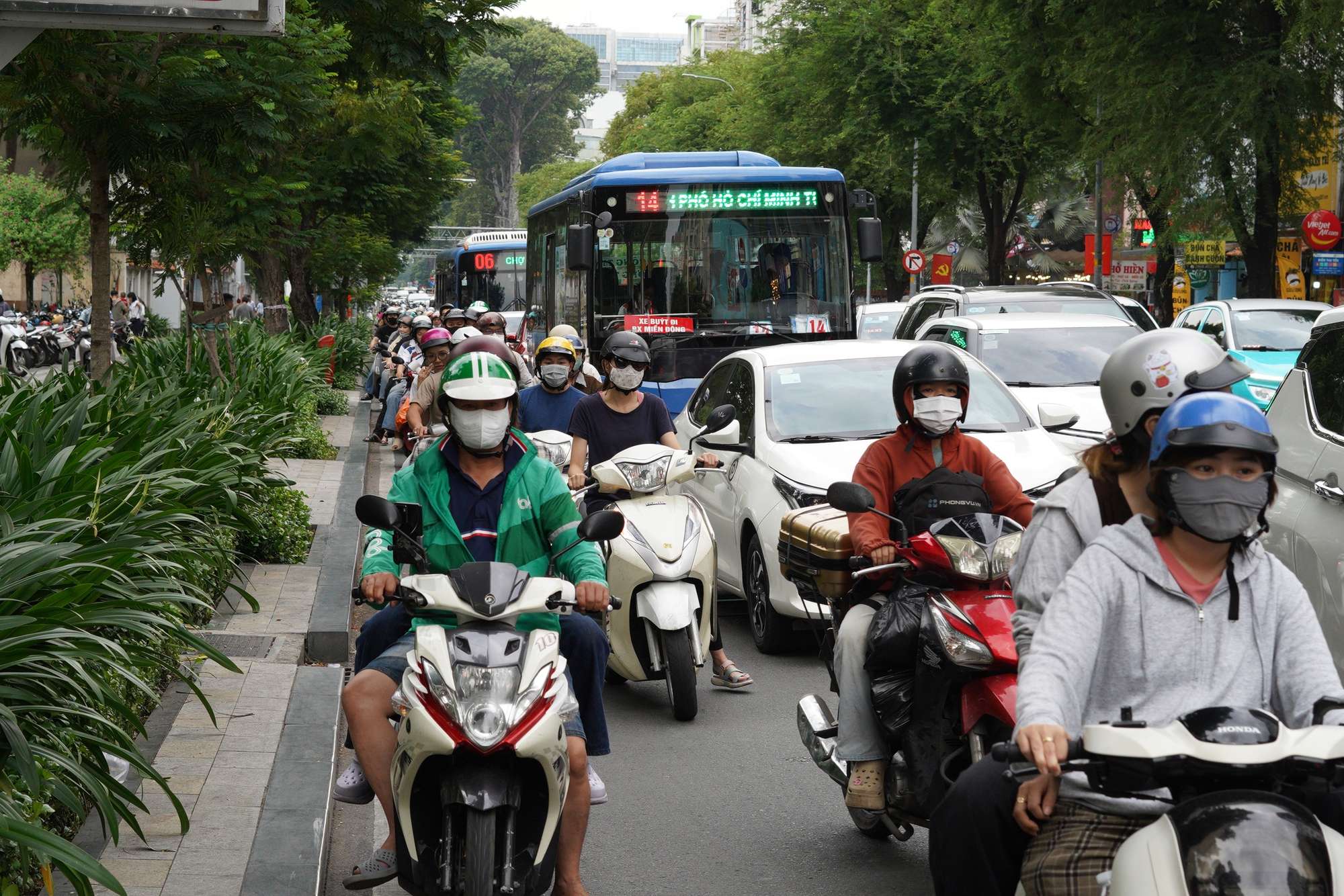 TP.HCM: Hố sụt l&uacute;n s&acirc;u 1 m&eacute;t xuất hiện tr&ecirc;n đường Nguyễn Thị Minh Khai, giao th&ocirc;ng &ugrave;n ứ- Ảnh 5.