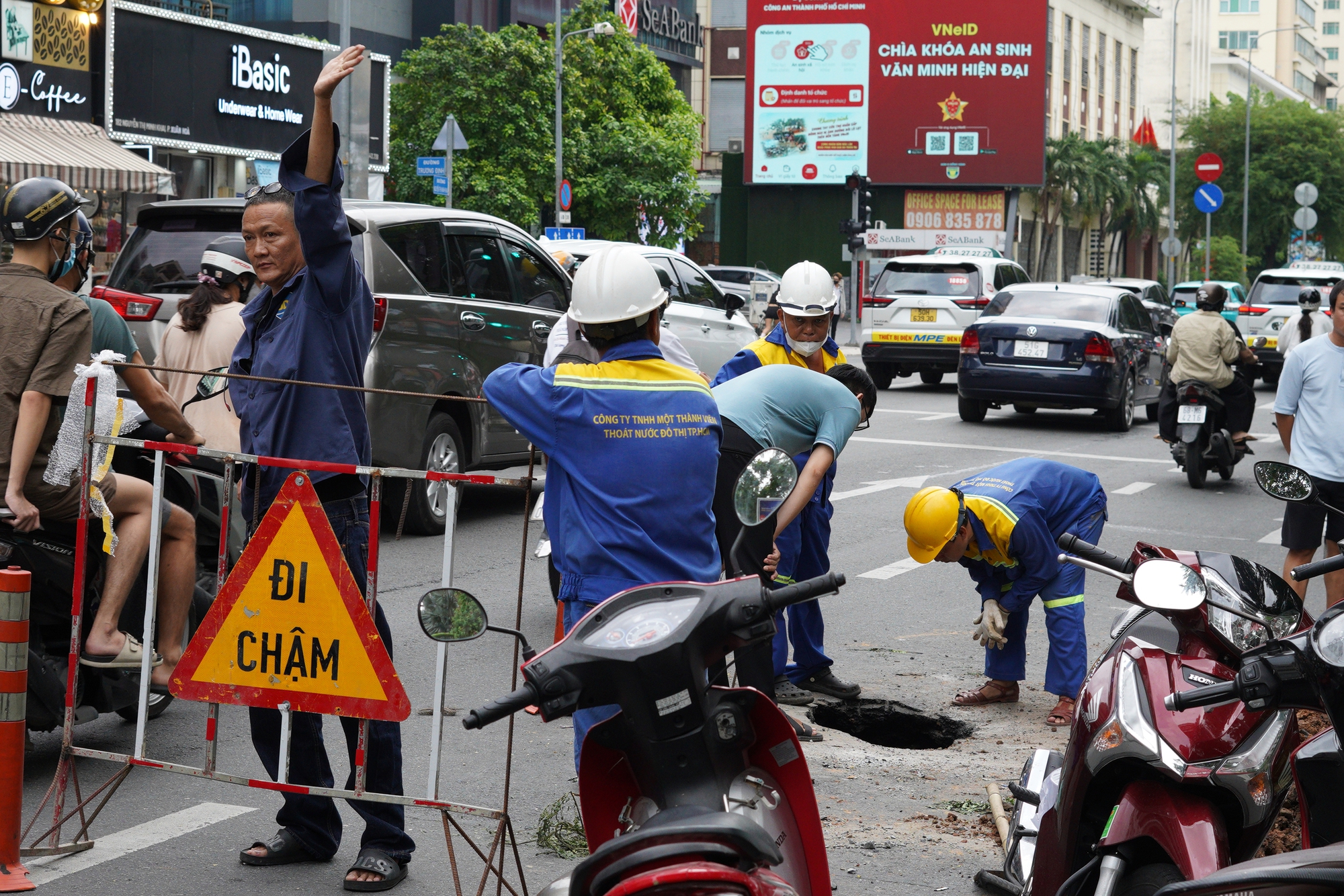TP.HCM: Hố sụt l&uacute;n s&acirc;u 1 m&eacute;t xuất hiện tr&ecirc;n đường Nguyễn Thị Minh Khai, giao th&ocirc;ng &ugrave;n ứ- Ảnh 4.