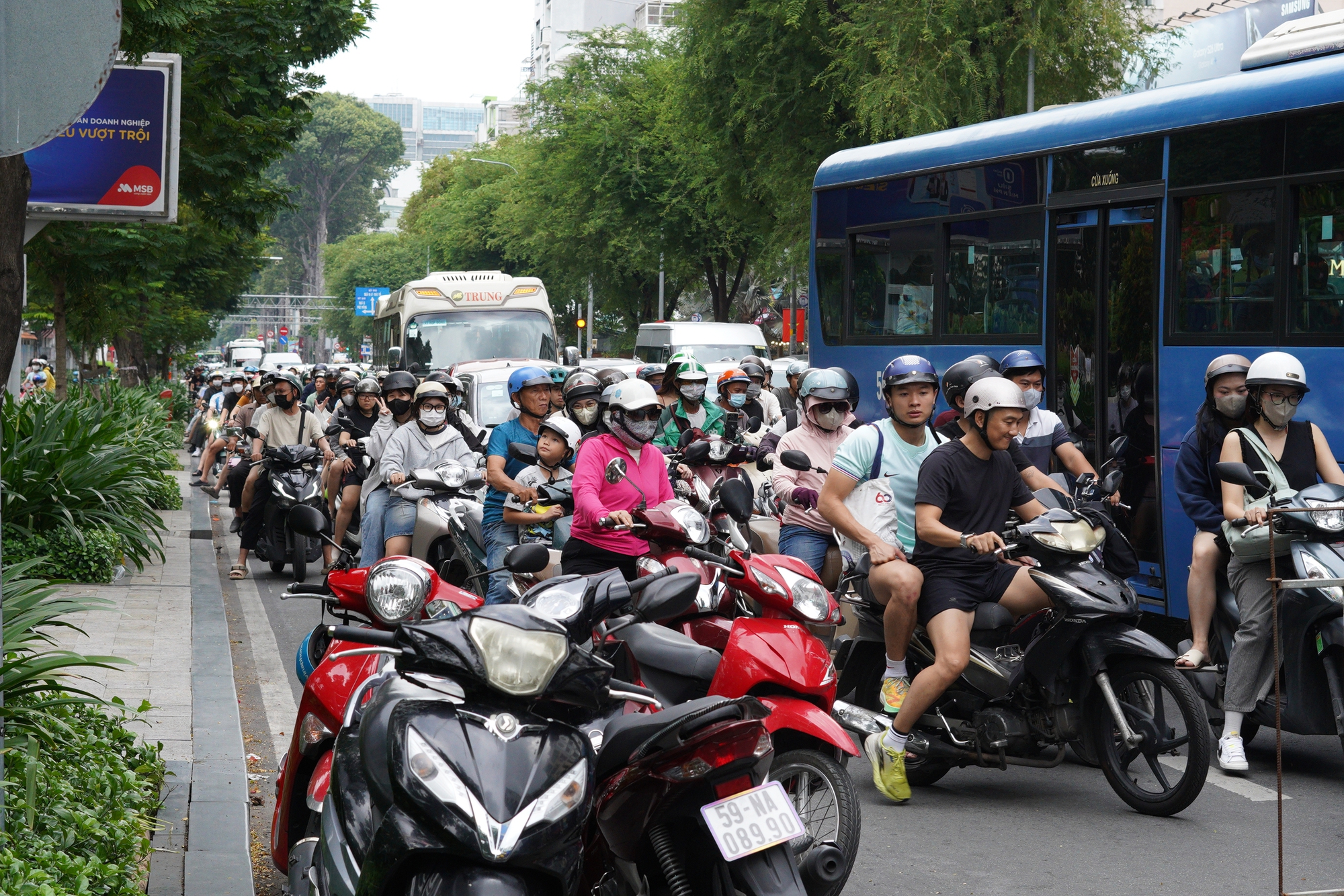 TP.HCM: Hố sụt l&uacute;n s&acirc;u 1 m&eacute;t xuất hiện tr&ecirc;n đường Nguyễn Thị Minh Khai, giao th&ocirc;ng &ugrave;n ứ- Ảnh 8.