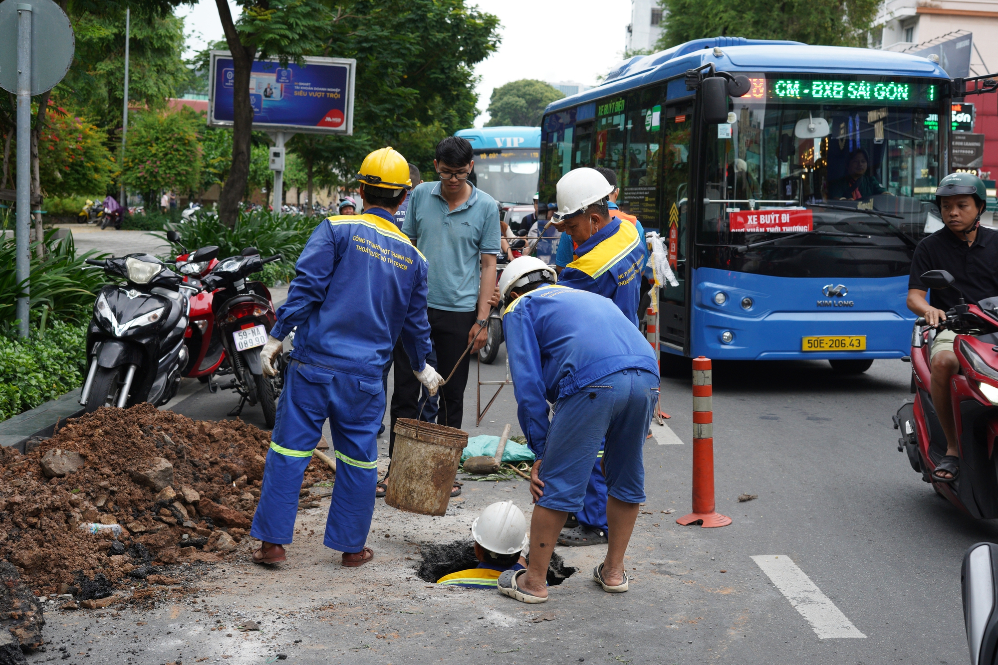 TP.HCM: Hố sụt l&uacute;n s&acirc;u 1 m&eacute;t xuất hiện tr&ecirc;n đường Nguyễn Thị Minh Khai, giao th&ocirc;ng &ugrave;n ứ- Ảnh 6.