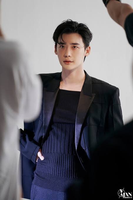 Lee Jong Suk cứ thế n&agrave;y th&igrave; IU chịu sao nổi- Ảnh 7.