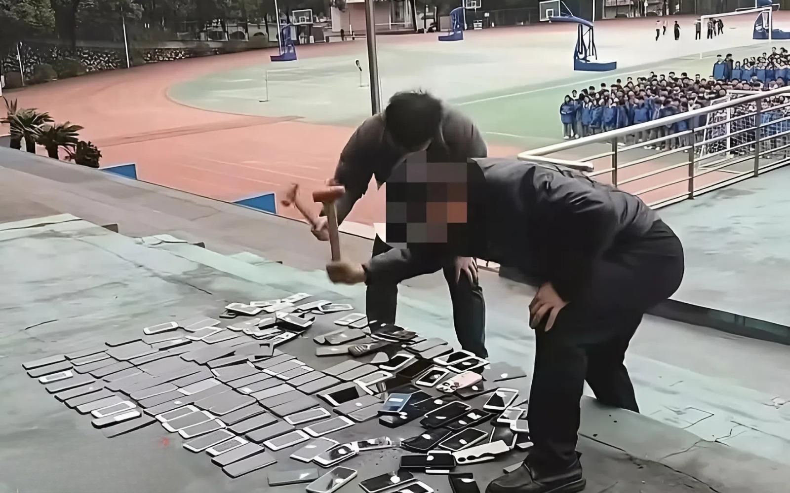 Đập n&aacute;t h&agrave;ng trăm chiếc điện thoại ngay s&acirc;n trường để răn đe học sinh, nh&agrave; trường lập tức bị "tu&yacute;t c&ograve;i"- Ảnh 1.