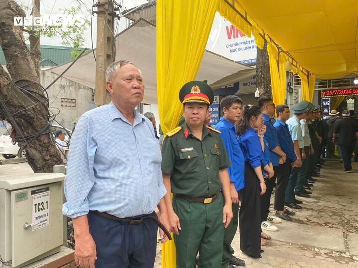 X&uacute;c động ph&uacute;t tiễn đưa nữ anh h&ugrave;ng 42kg v&aacute;c 2 h&ograve;m đạn ph&aacute;o 98kg bắn m&aacute;y bay Mỹ- Ảnh 5.