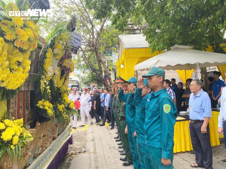 X&uacute;c động ph&uacute;t tiễn đưa nữ anh h&ugrave;ng 42kg v&aacute;c 2 h&ograve;m đạn ph&aacute;o 98kg bắn m&aacute;y bay Mỹ- Ảnh 9.