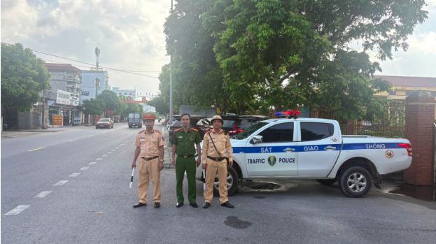 Người đ&agrave;n &ocirc;ng chảy m&aacute;u mặt nằm bất tỉnh giữa đường, trong cốp xe c&oacute; gần 400 triệu đồng- Ảnh 1.