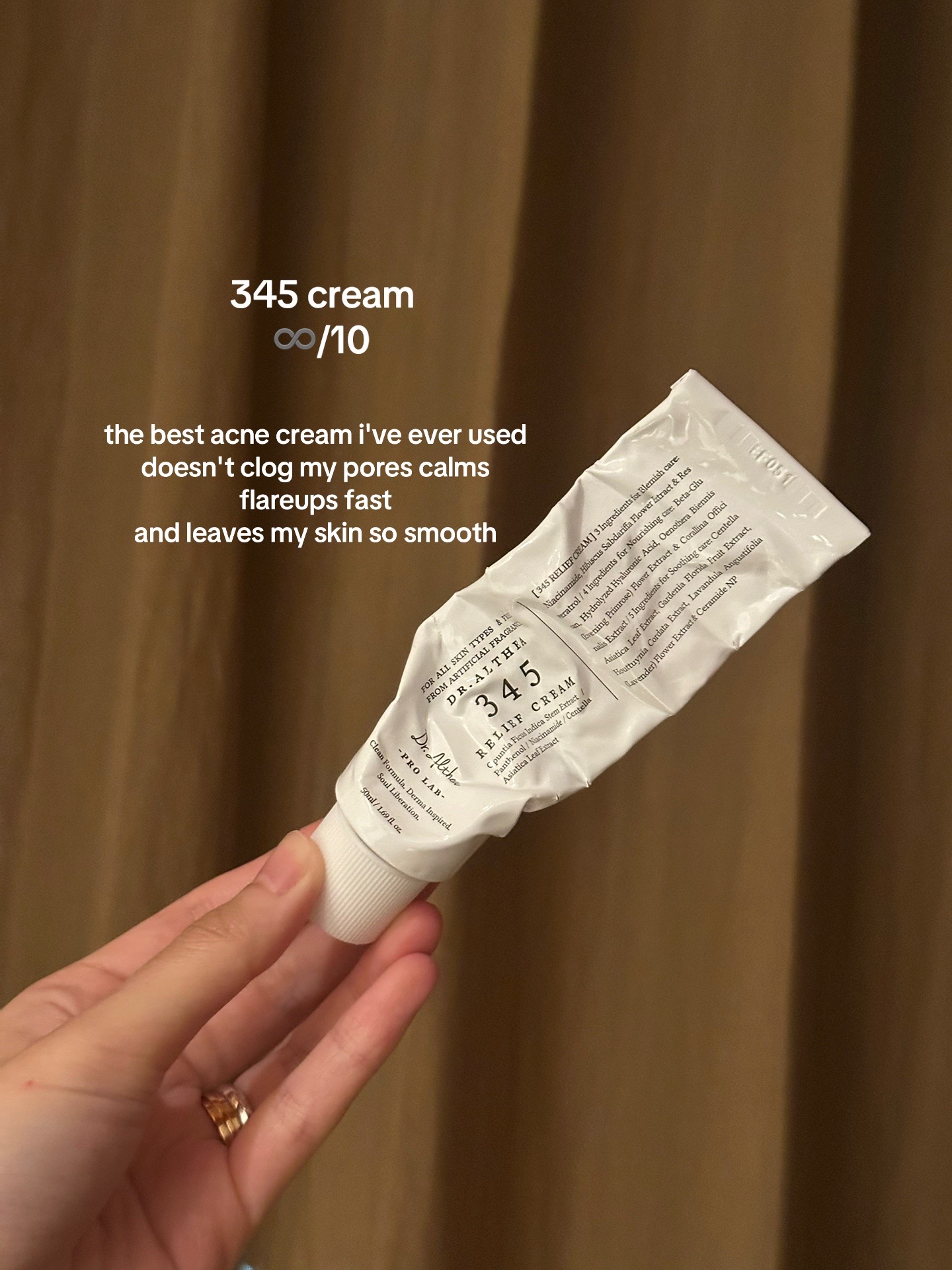 C&ocirc; n&agrave;ng H&agrave;n Quốc chấm 10/10 cho tu&yacute;p kem dưỡng n&agrave;y, nhưng c&aacute;ch c&ocirc; b&ocirc;i kem mới l&agrave; "chi&ecirc;u" gi&uacute;p da căng mịn, đẹp l&ecirc;n từng ng&agrave;y- Ảnh 7.