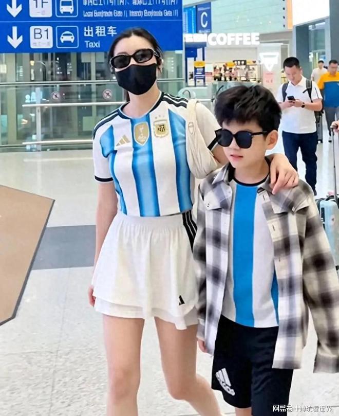 Kh&ocirc;ng d&aacute;m tin đ&acirc;y l&agrave; con trai Trần Nghi&ecirc;n Hy - Trần Hiểu, dụi mắt nh&igrave;n lại vẫn thấy sững sờ- Ảnh 1.