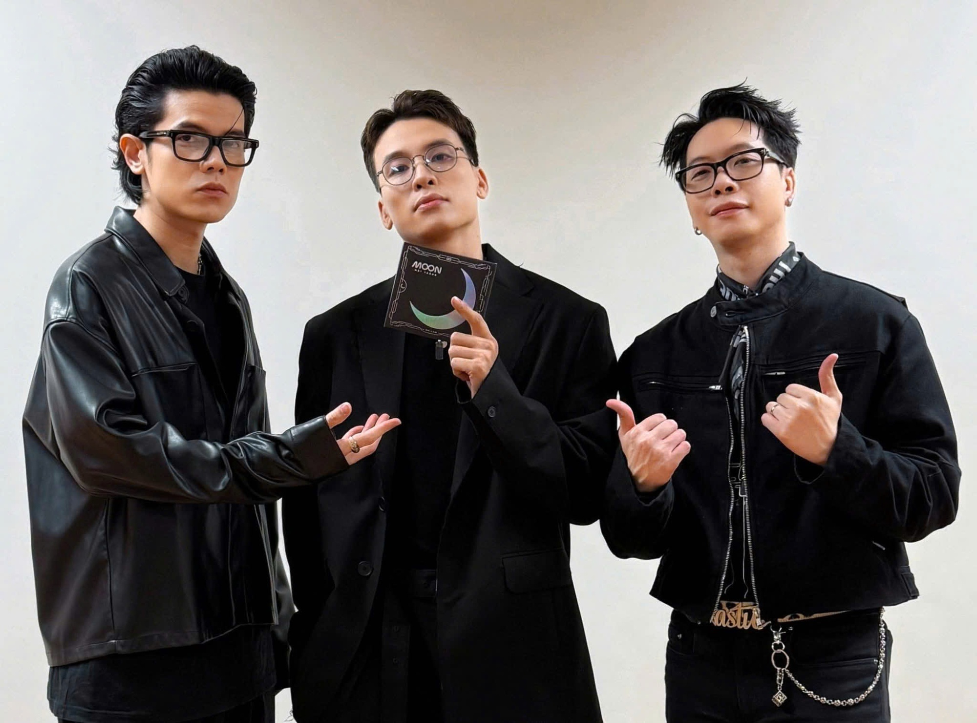 Nam ca sĩ Việt &ldquo;tho&aacute;t v&ograve;ng&rdquo; chỉ với 1 nụ cười, 20 năm đi h&aacute;t to&agrave;n hit quốc d&acirc;n kh&ocirc;ng cần nổi tiếng - Ảnh 4.