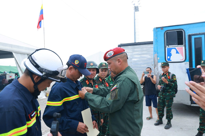 Trao Huy chương 'Anh h&ugrave;ng Venezuela' tặng đo&agrave;n cứu nạn, cứu hộ Việt Nam- Ảnh 1.