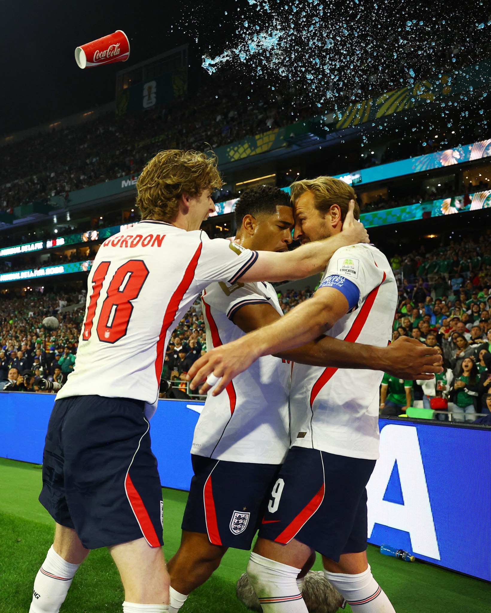 Harry Kane bị CĐV Mexico hắt bia và coca xối xả vào người người khi ăn mừng bàn thắng- Ảnh 1.