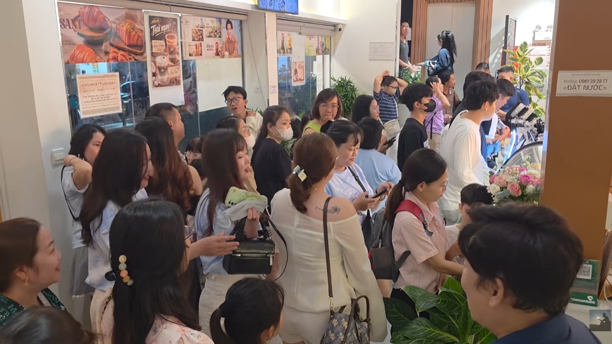 Nam ca sĩ đ&igrave;nh đ&aacute;m b&aacute;n c&agrave; ph&ecirc; ở phường T&acirc;n Định, vừa mở qu&aacute;n đ&atilde; qu&aacute; tải- Ảnh 1.