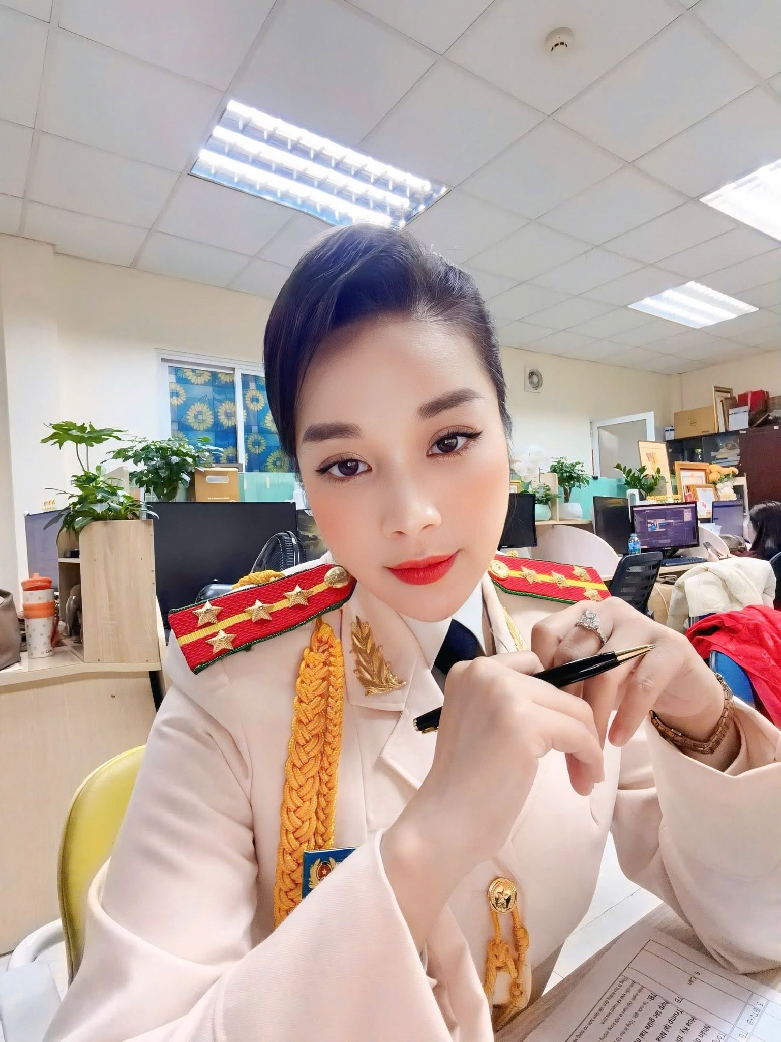 N&agrave;ng "V&agrave;ng Anh" đ&igrave;nh đ&aacute;m 40 tuổi th&agrave;nh đại &uacute;y c&ocirc;ng an, ng&agrave;y c&agrave;ng đẹp gợi cảm, mạnh mẽ vượt biến cố- Ảnh 4.