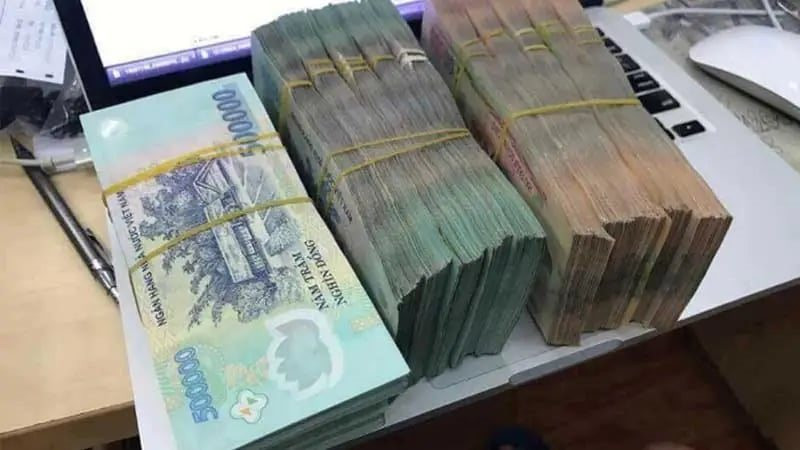 Ph&aacute;t hiện chiếc cặp m&agrave;u t&iacute;m chứa 500 triệu đồng tiền mặt với nhiều mệnh gi&aacute; nằm chơ vơ tr&ecirc;n Đại lộ Hoa Lư- Ảnh 1.