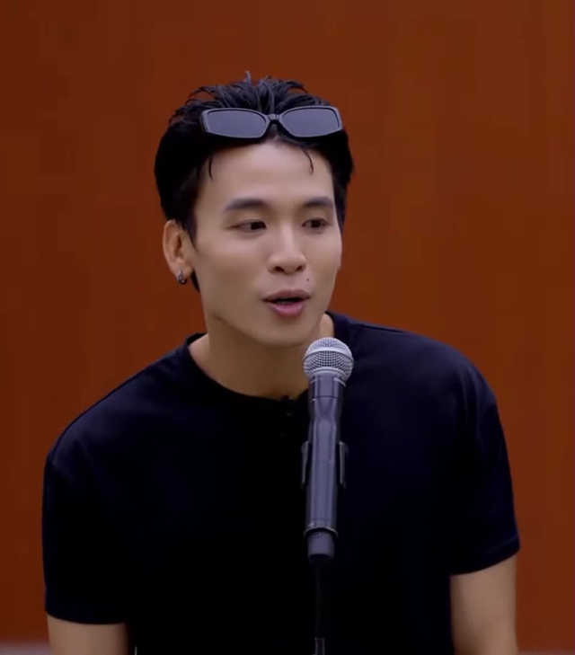 Mỹ nam U40 hot nhất Việt Nam l&uacute;c n&agrave;y: Cứ xuất hiện l&agrave; viral, mặc c&agrave;ng đơn giản c&agrave;ng đẹp- Ảnh 3.