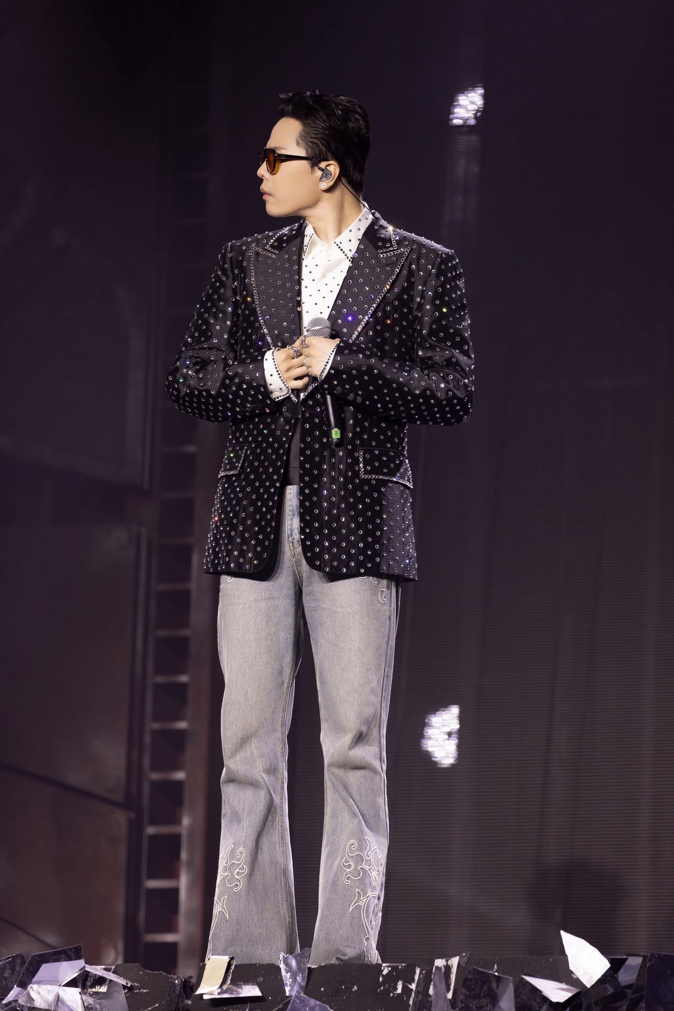 &ldquo;G-Dragon xuất hiện ở show Ch&ocirc;ng Gai&rdquo;: Nam ca sĩ Việt sở hữu rổ hit đếm kh&ocirc;ng xuể, hẹn h&ograve; hoa hậu, t&agrave;i sản kếch x&ugrave;- Ảnh 1.
