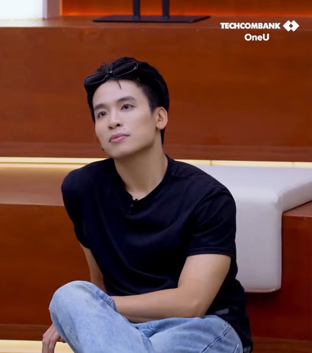 Mỹ nam U40 hot nhất Việt Nam l&uacute;c n&agrave;y: Cứ xuất hiện l&agrave; viral, mặc c&agrave;ng đơn giản c&agrave;ng đẹp- Ảnh 2.