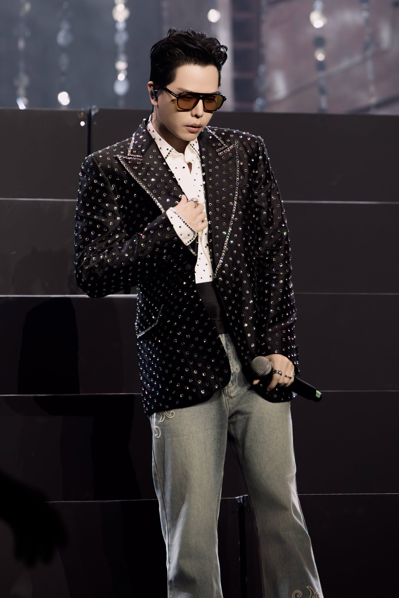 &ldquo;G-Dragon xuất hiện ở show Ch&ocirc;ng Gai&rdquo;: Nam ca sĩ Việt sở hữu rổ hit đếm kh&ocirc;ng xuể, hẹn h&ograve; hoa hậu, t&agrave;i sản kếch x&ugrave;- Ảnh 3.