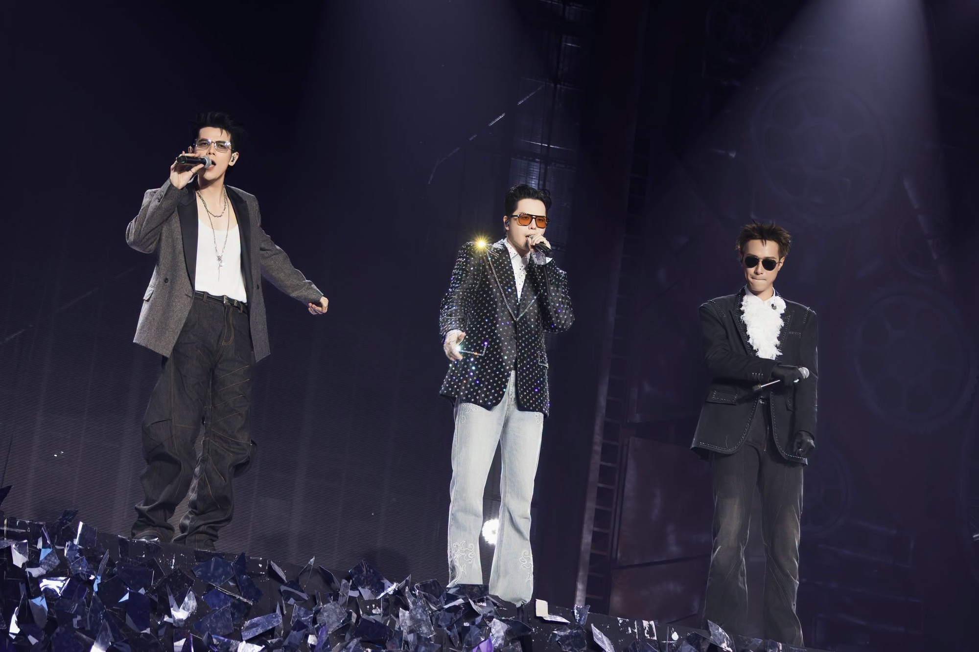 &ldquo;G-Dragon xuất hiện ở show Ch&ocirc;ng Gai&rdquo;: Nam ca sĩ Việt sở hữu rổ hit đếm kh&ocirc;ng xuể, hẹn h&ograve; hoa hậu, t&agrave;i sản kếch x&ugrave;- Ảnh 2.