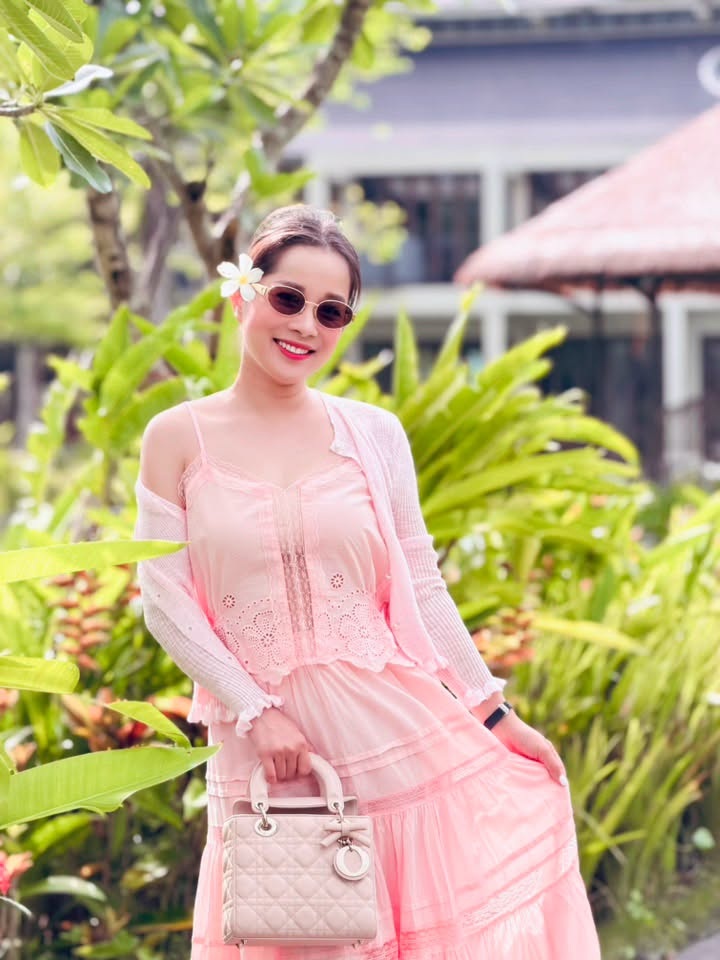 N&agrave;ng "V&agrave;ng Anh" đ&igrave;nh đ&aacute;m 40 tuổi th&agrave;nh đại &uacute;y c&ocirc;ng an, ng&agrave;y c&agrave;ng đẹp gợi cảm, mạnh mẽ vượt biến cố- Ảnh 2.