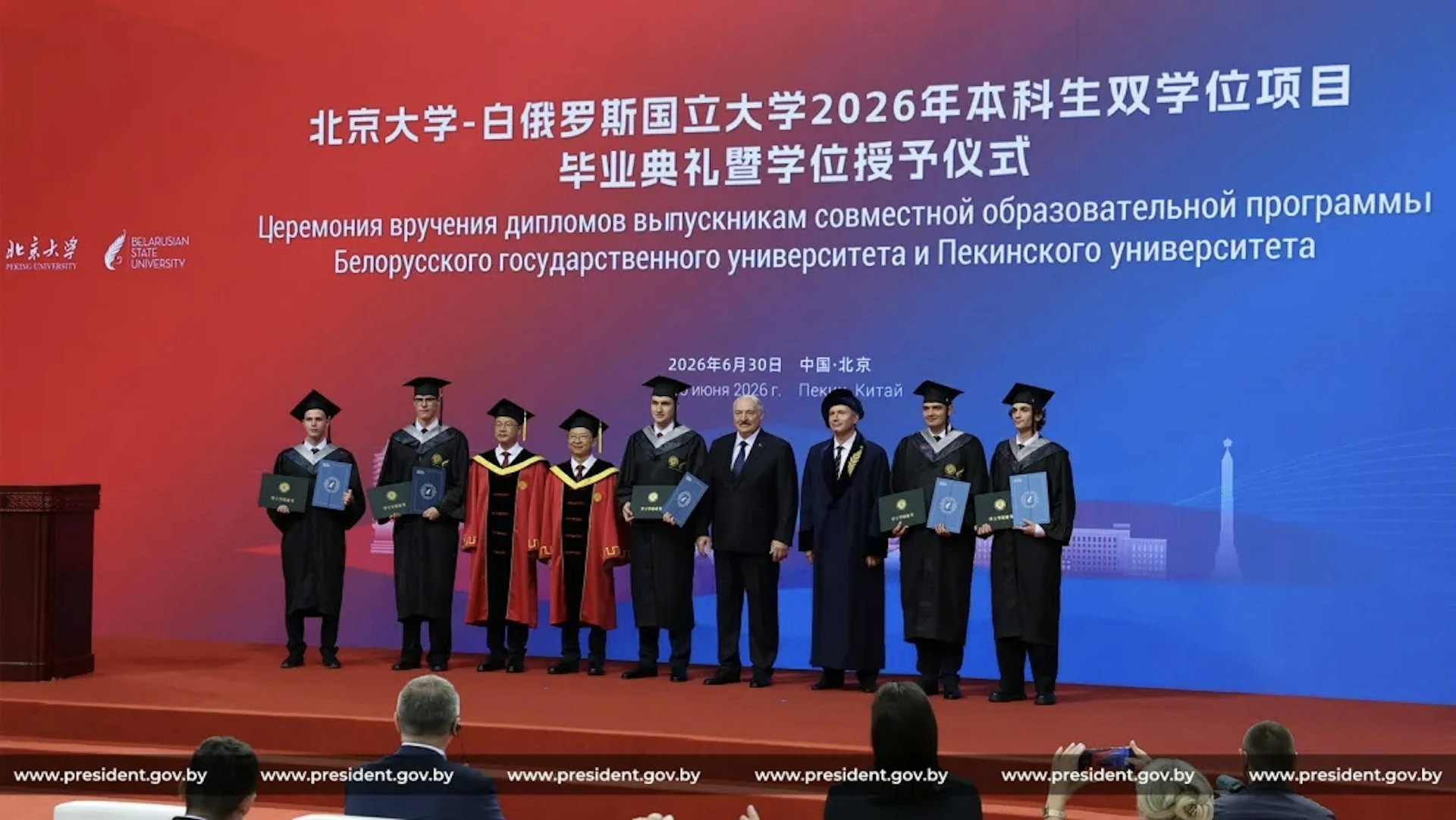 "Đệ nhất c&ocirc;ng tử" đẹp trai nhất thế giới g&acirc;y sốt tại lễ tốt nghiệp Đại học Bắc Kinh, visual cực phẩm vượt t&agrave;i tử Hollywood giờ ra sao?- Ảnh 2.