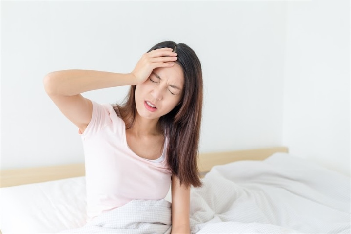 Người đ&agrave;n &ocirc;ng 50 tuổi đột ngột tử vong sau khi vươn vai, b&aacute;c sĩ cảnh b&aacute;o th&oacute;i quen "cực độc" - Ảnh 1.