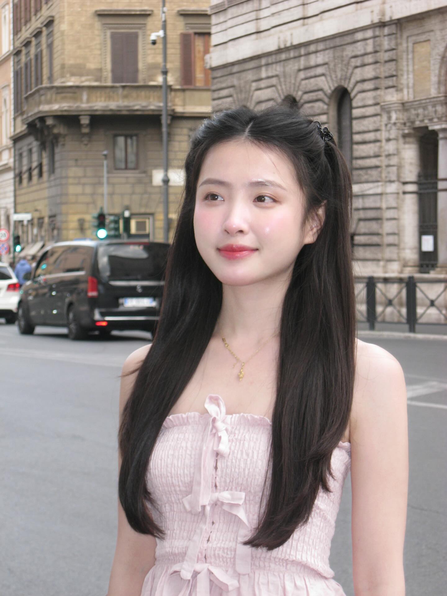 Thần th&aacute;i 0 điểm của c&ocirc; g&aacute;i Việt Nam được v&iacute; như &ldquo;t&igrave;nh đầu quốc d&acirc;n", nhan sắc b&ugrave;ng nổ tr&ecirc;n đất Ph&aacute;p - Ảnh 1.