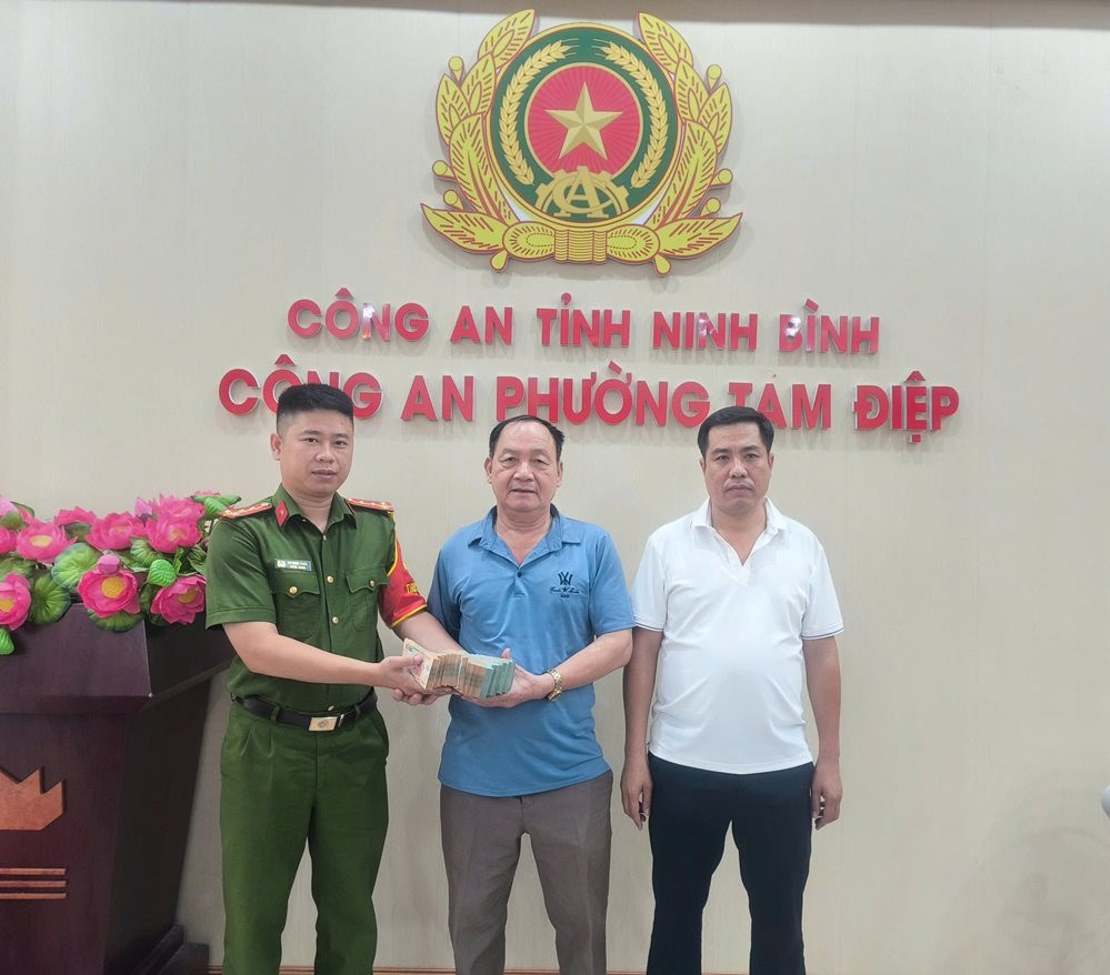 Ph&aacute;t hiện chiếc cặp m&agrave;u t&iacute;m chứa 500 triệu đồng tiền mặt với nhiều mệnh gi&aacute; nằm chơ vơ tr&ecirc;n Đại lộ Hoa Lư- Ảnh 2.