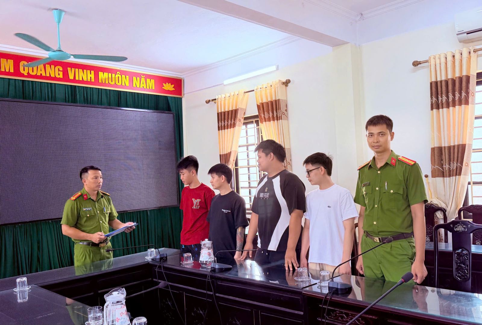 Công an điều tra 117 tài khoản ngân hàng của 56 cá nhân: Khám xét, bắt giữ 4 nam thanh niên- Ảnh 1.