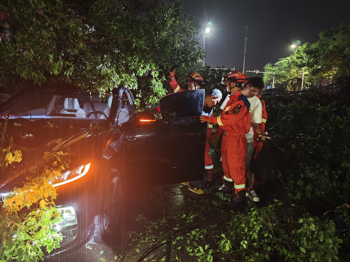 Lốc xoáy dữ dội "xé toạc" trường đại học, nhà cửa tại Trung Quốc: 11 người thiệt mạng, hơn 330 người bị thương- Ảnh 1.