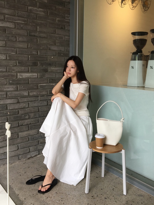 Ch&acirc;n v&aacute;y d&agrave;i m&ugrave;a n&agrave;y qu&aacute; đẹp, chị em ghim ngay 5 c&aacute;ch mặc s&agrave;nh điệu từ dạo phố tới đi du lịch- Ảnh 9.