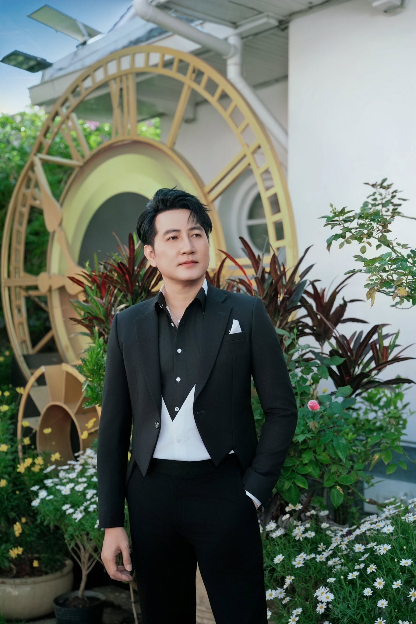 Nam ca sĩ U50 m&atilde;i chưa lấy vợ: Từng l&agrave; diễn vi&ecirc;n m&uacute;a, sở hữu biệt thự s&acirc;n vườn rộng 3.000m&sup2; ở Củ Chi- Ảnh 1.