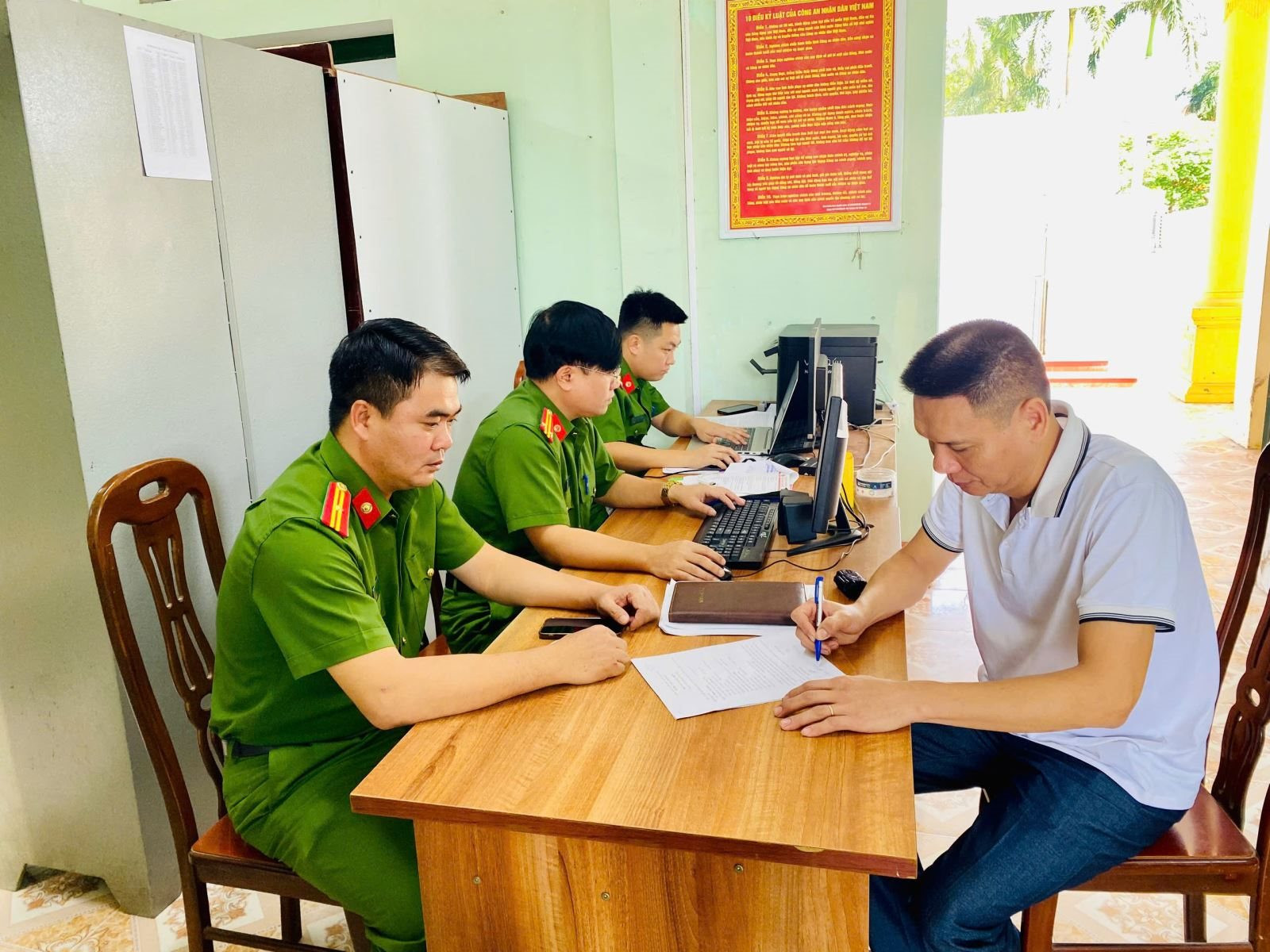 C&ocirc;ng an x&aacute;c minh giao dịch chuyển 70 triệu đồng v&agrave;o t&agrave;i khoản 55112xxxxx Techcombank, một người đ&agrave;n &ocirc;ng được mời l&agrave;m việc- Ảnh 1.
