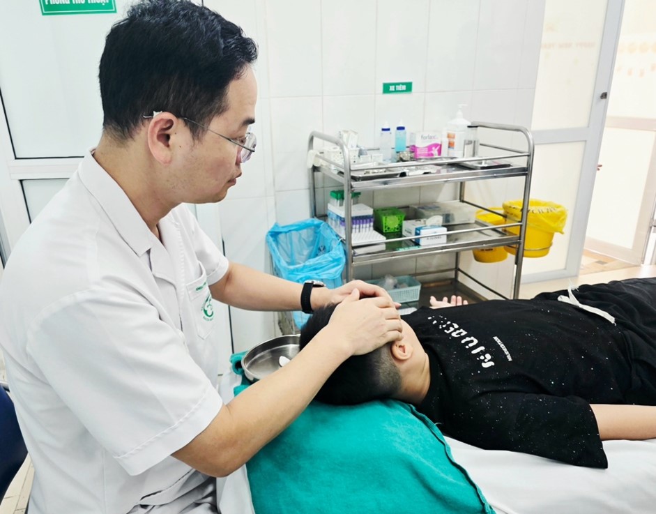 B&aacute;c sĩ Bạch Mai cảnh b&aacute;o: Hiện tại ch&iacute;nh l&agrave; thời điểm rắn độc xuất hiện nhiều - Ảnh 2.