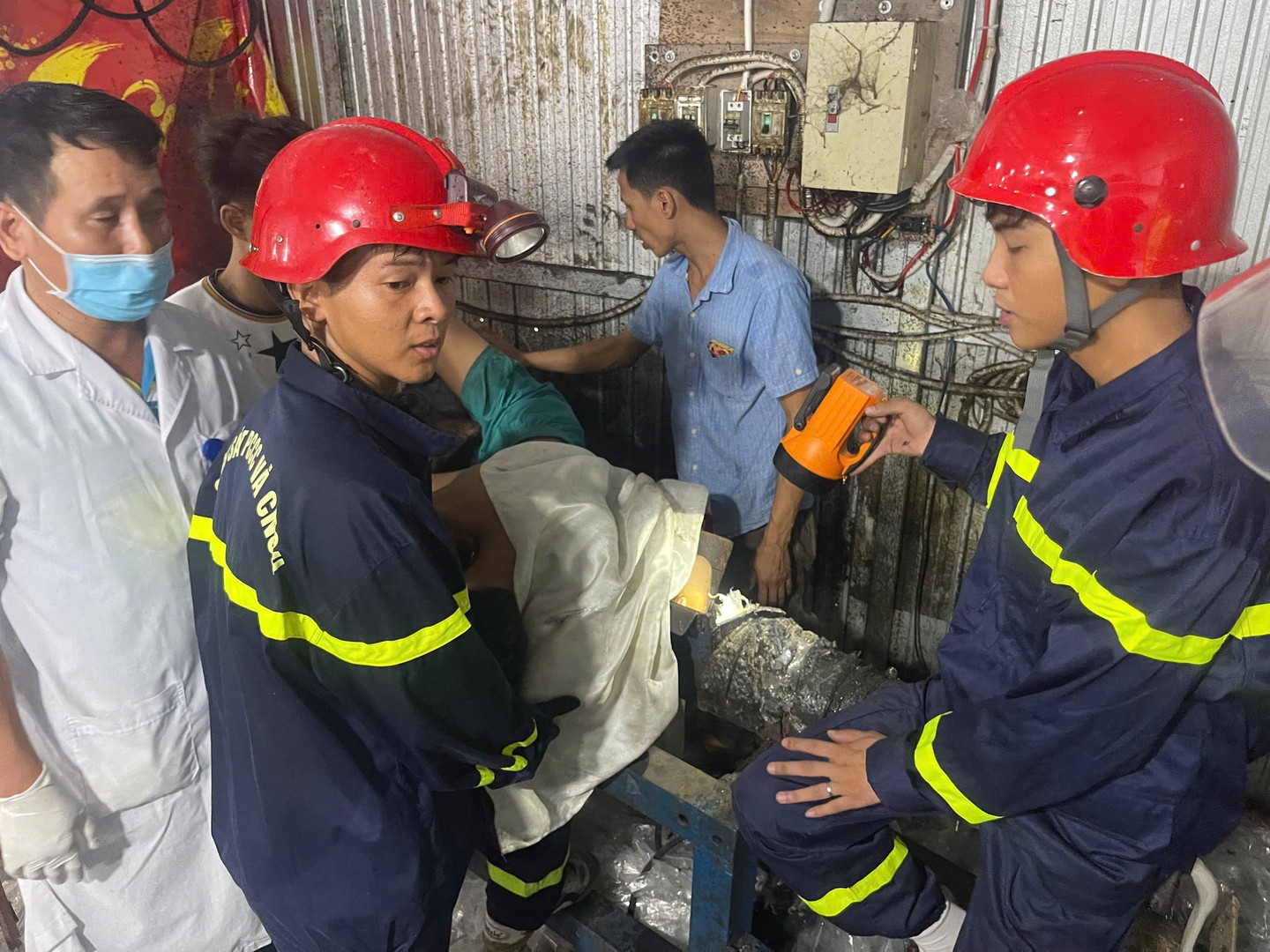 B&aacute;c sĩ kể lại quyết định sinh tử cứu nam thanh ni&ecirc;n mắc kẹt trong m&aacute;y c&ocirc;ng nghiệp- Ảnh 1.