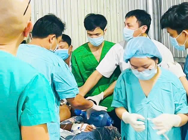 B&aacute;c sĩ kể lại quyết định sinh tử cứu nam thanh ni&ecirc;n mắc kẹt trong m&aacute;y c&ocirc;ng nghiệp- Ảnh 2.