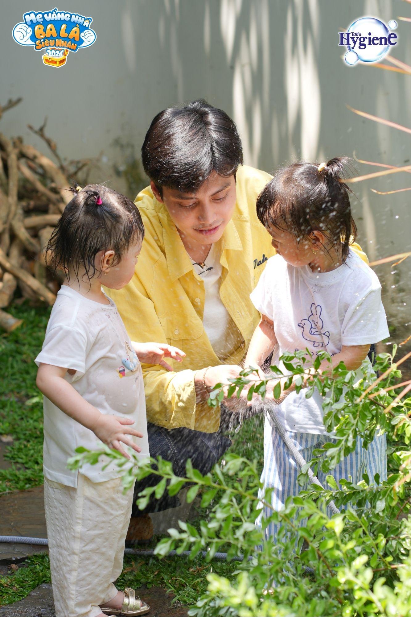 Ba Tuấn Dương rủ hai nh&oacute;c tỳ c&ugrave;ng &ldquo;khui&rdquo; b&iacute; mật sạch thơm cực đỉnh của mẹ Lucie - Ảnh 1.
