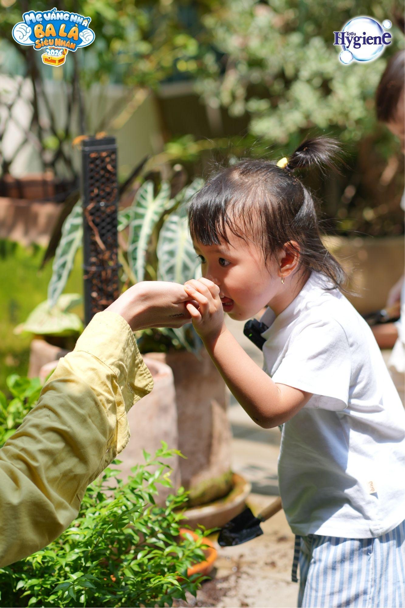 Ba Tuấn Dương rủ hai nh&oacute;c tỳ c&ugrave;ng &ldquo;khui&rdquo; b&iacute; mật sạch thơm cực đỉnh của mẹ Lucie - Ảnh 2.