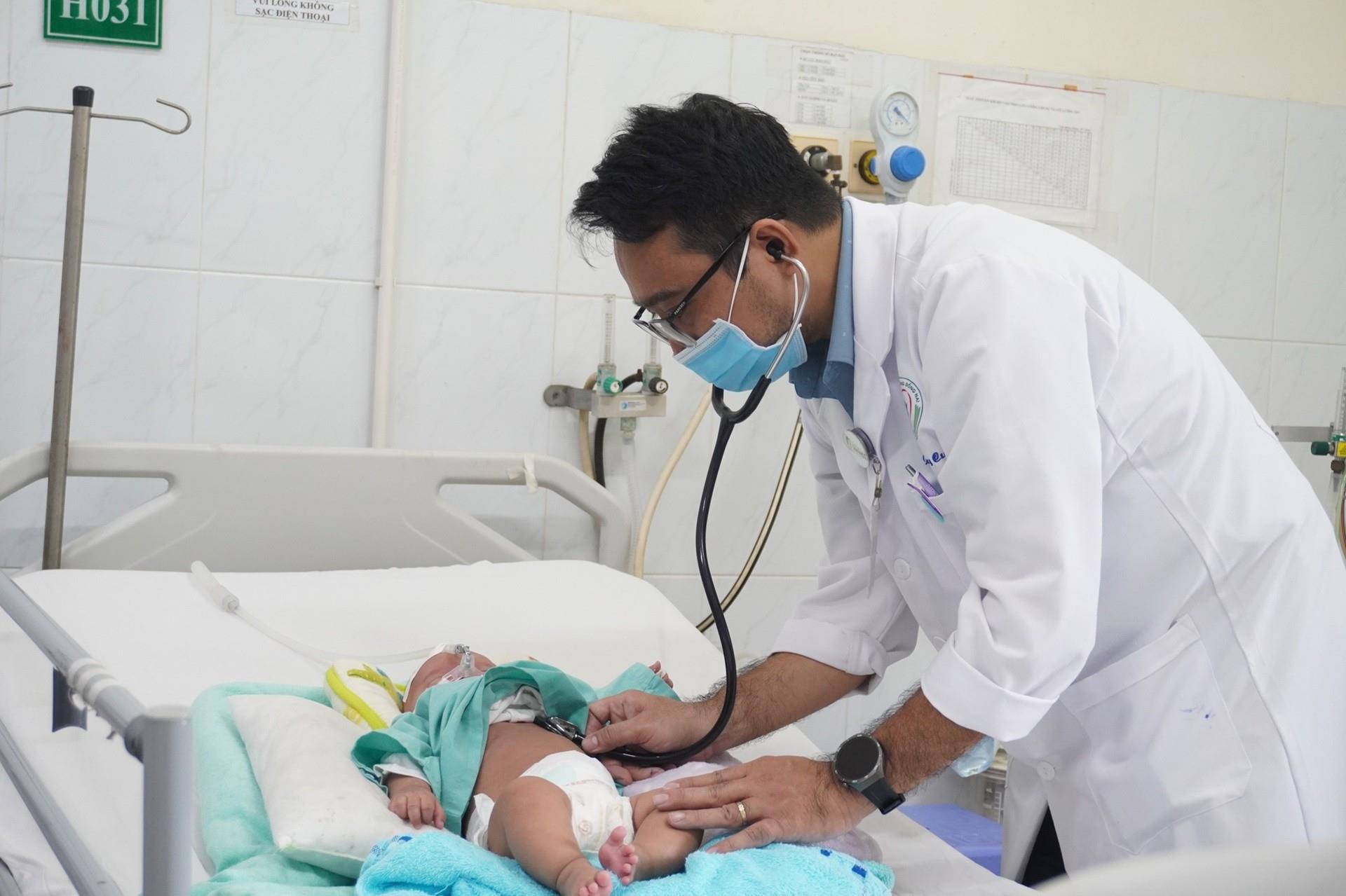 Hiểu lầm của cha mẹ, trẻ lỡ cơ hội phòng RSV - Ảnh 3.