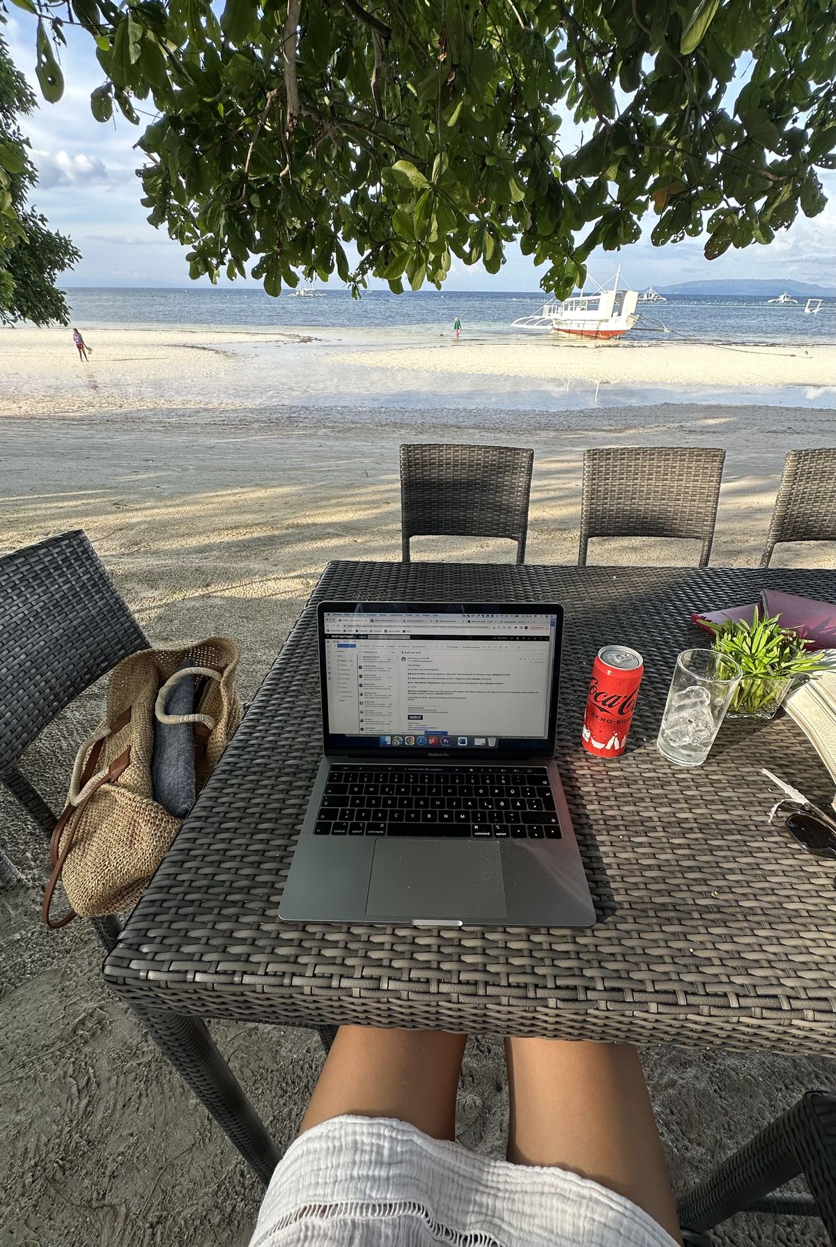 Work from anywhere là gì mà chỉ có người đi làm đủ xịn mới “đu” được?- Ảnh 3.