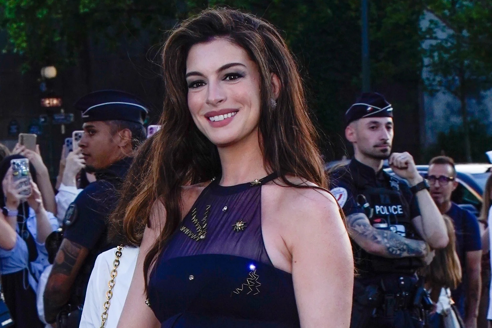 Kh&ocirc;ng c&ograve;n g&igrave; để n&oacute;i về nhan sắc của Anne Hathaway- Ảnh 2.