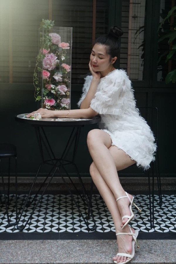 Nữ diễn vi&ecirc;n rời Việt Nam ra nước ngo&agrave;i sau ly h&ocirc;n Huy Kh&aacute;nh: "Ng&agrave;y n&agrave;o 2 mẹ con cũng &ocirc;m nhau kh&oacute;c"- Ảnh 4.