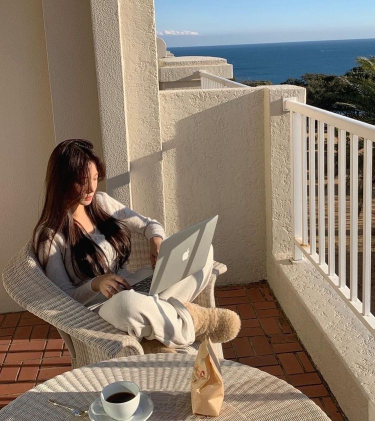 Work from anywhere là gì mà chỉ có người đi làm đủ xịn mới “đu” được?- Ảnh 1.