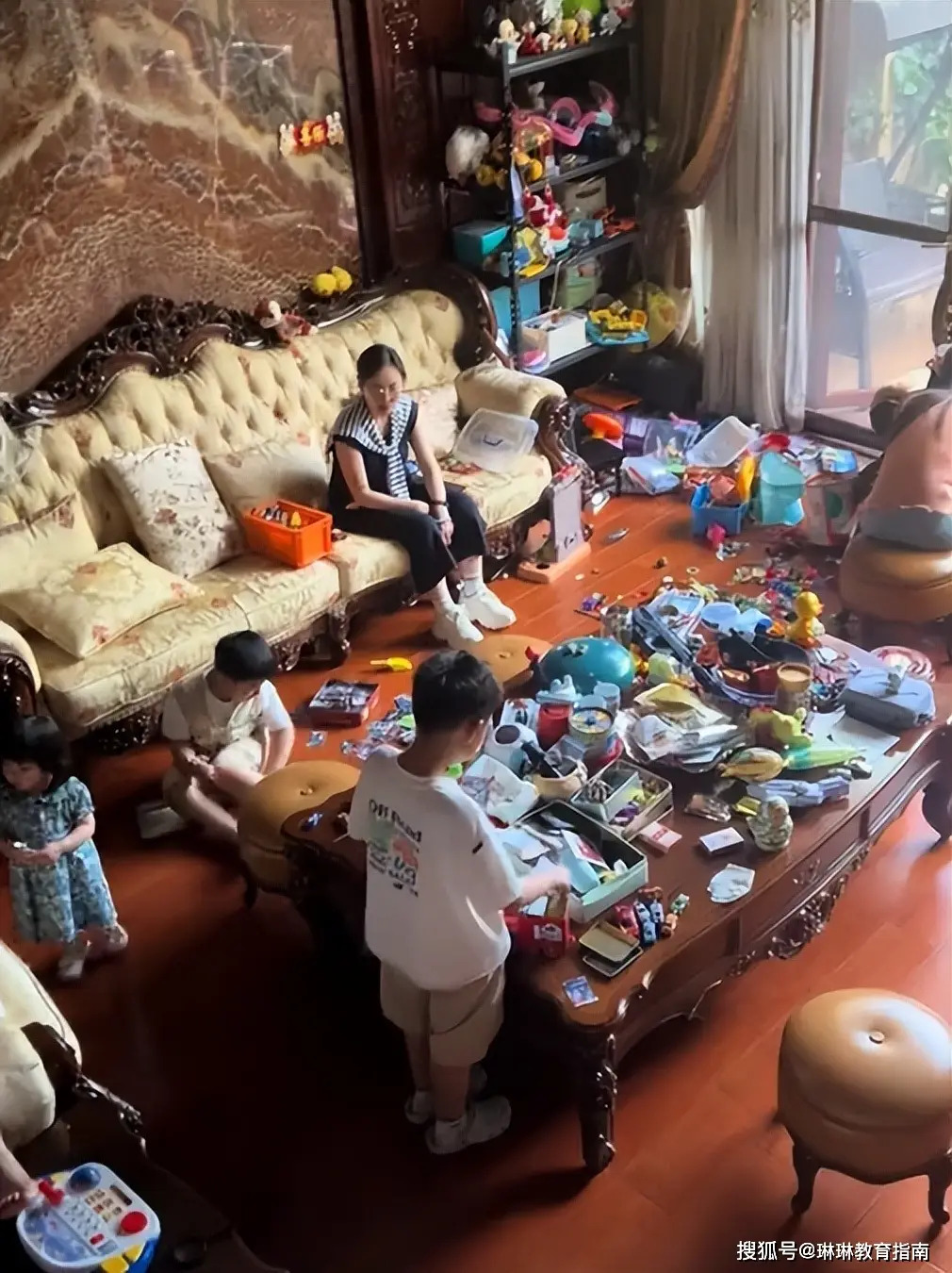 Bức ảnh sum vầy của gia đ&igrave;nh "lộ" một chi tiết g&acirc;y tranh c&atilde;i, nhiều người n&oacute;i: Đổi lại l&agrave; t&ocirc;i cũng chẳng vui nổi!- Ảnh 1.