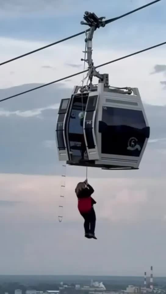 Khoảnh khắc kinh ho&agrave;ng: Cabin c&aacute;p treo va v&agrave;o nhau ở độ cao 61 m&eacute;t, 16 người mắc kẹt- Ảnh 3.