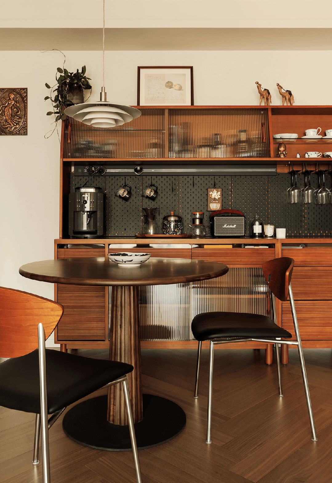 Căn hộ 88m&sup2; của cặp vợ chồng nghỉ hưu g&acirc;y sốt v&igrave; qu&aacute; đẹp: Ai xem cũng n&oacute;i kh&ocirc;ng c&ograve;n d&aacute;m ch&ecirc; gu thẩm mỹ của bố mẹ - Ảnh 1.