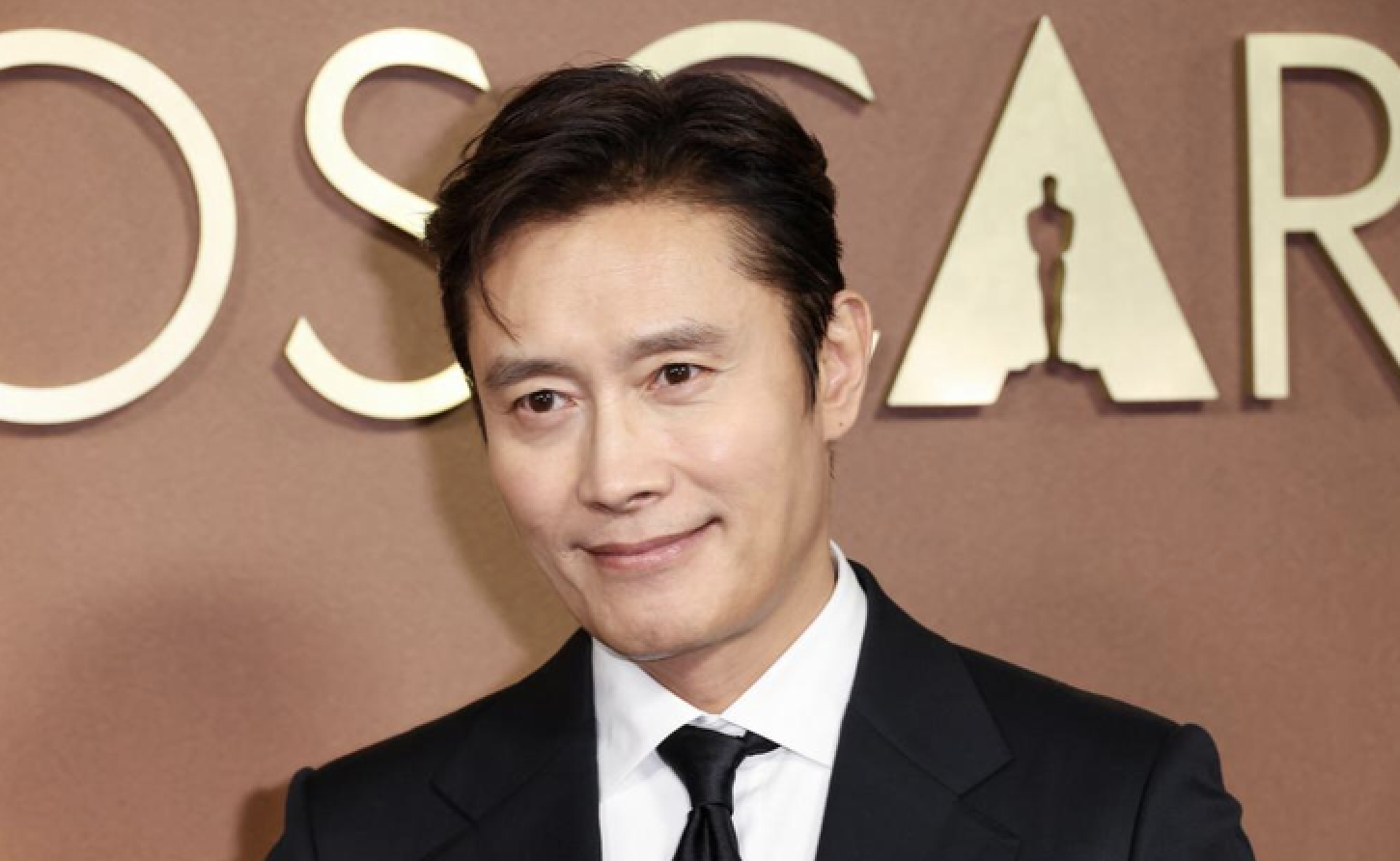 C&acirc;u hỏi g&acirc;y b&atilde;o MXH H&agrave;n: Hết nam diễn vi&ecirc;n trẻ rồi &agrave; m&agrave; phải đ&oacute;ng phim với Lee Byung Hun?- Ảnh 7.