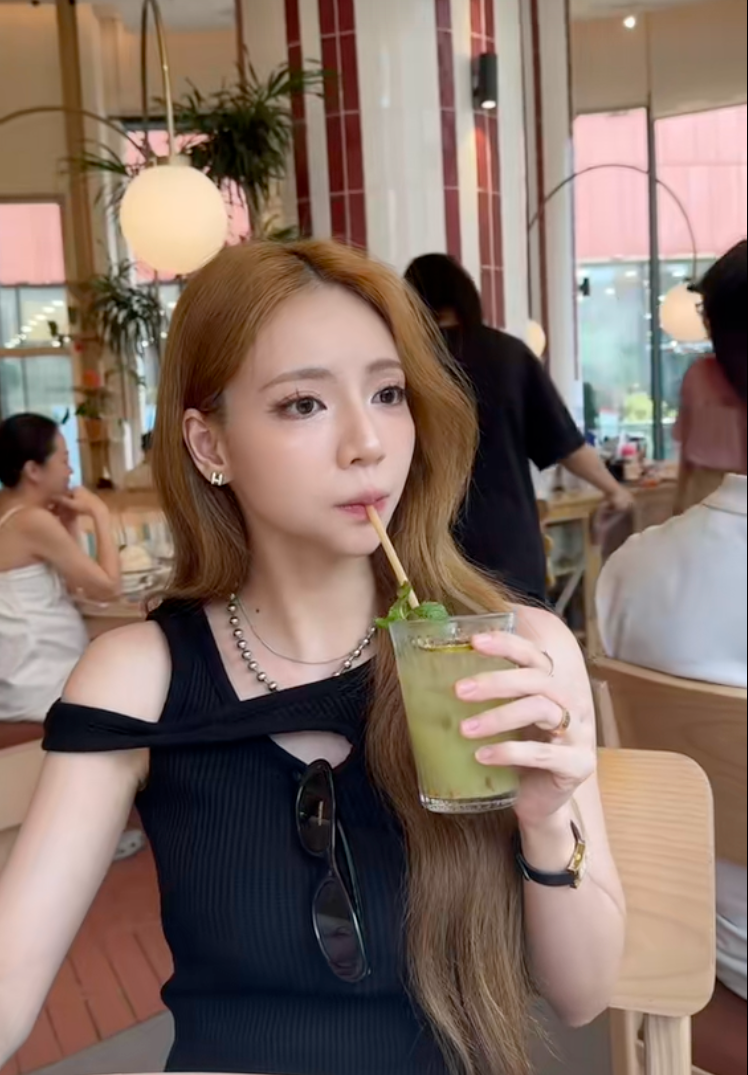 Đi l&agrave;m t&oacute;c "l&atilde;i" ngay anh chồng H&agrave;n Quốc: Cả nh&agrave; g&aacute;i đứng h&igrave;nh với m&agrave;n "xin cưới" của oppa U40- Ảnh 5.