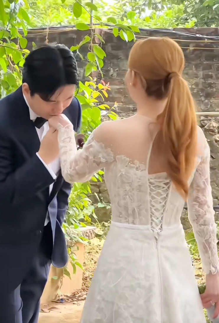 Đi l&agrave;m t&oacute;c "l&atilde;i" ngay anh chồng H&agrave;n Quốc: Cả nh&agrave; g&aacute;i đứng h&igrave;nh với m&agrave;n "xin cưới" của oppa U40- Ảnh 9.