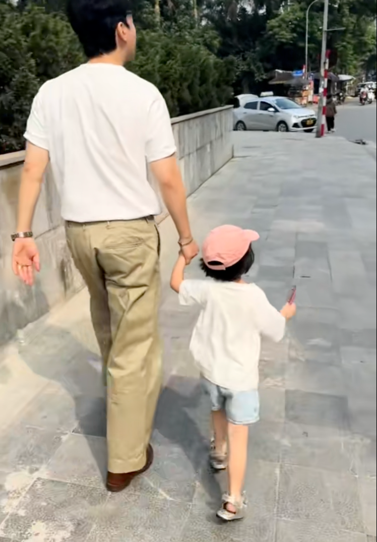 Đi l&agrave;m t&oacute;c "l&atilde;i" ngay anh chồng H&agrave;n Quốc: Cả nh&agrave; g&aacute;i đứng h&igrave;nh với m&agrave;n "xin cưới" của oppa U40- Ảnh 10.